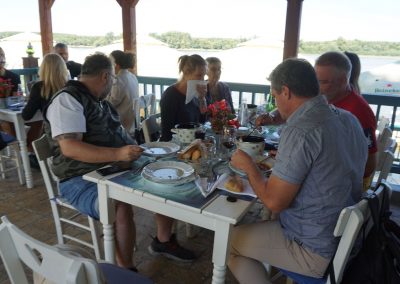 Ručak u čardi na Dunavu - Letnja škola srpskog jezika Serbonika