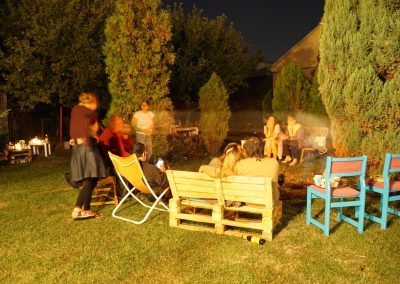 Veče pored vatre uz gitare - Letnja škola srpskog jezika Serbonika